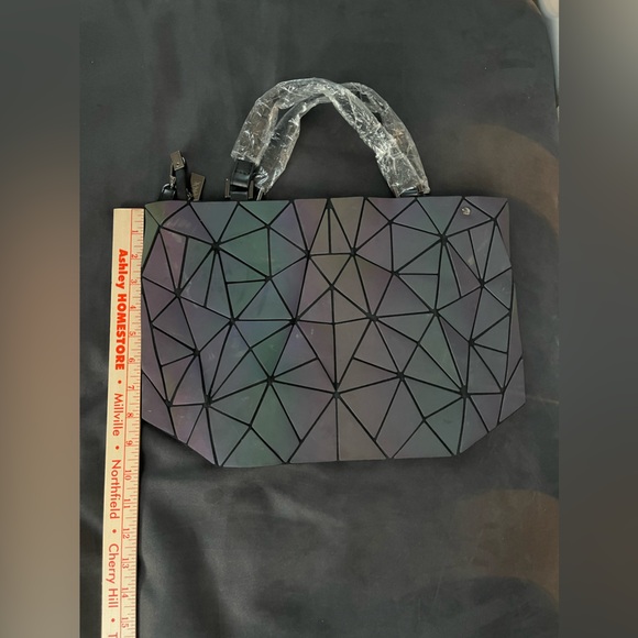 GEOMETRIC LUMINOUS IRIDESCENT HOLOGRAPHIC HANDBAG - Picture 8 of 10
